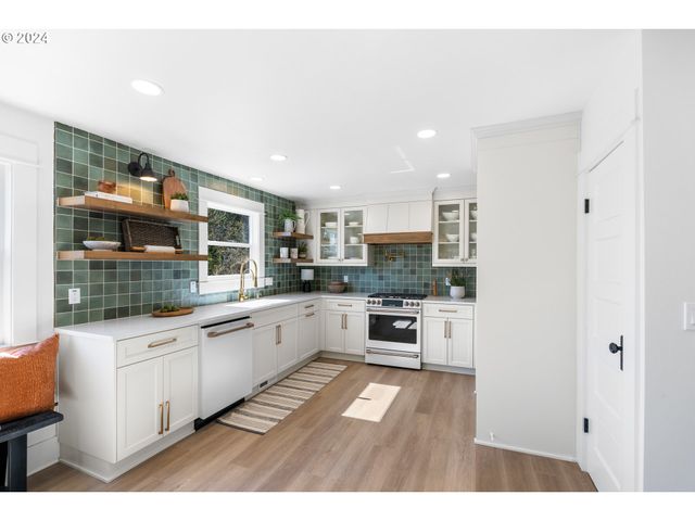 1440 Sw BROADWAY Dr, Portland, OR 97201