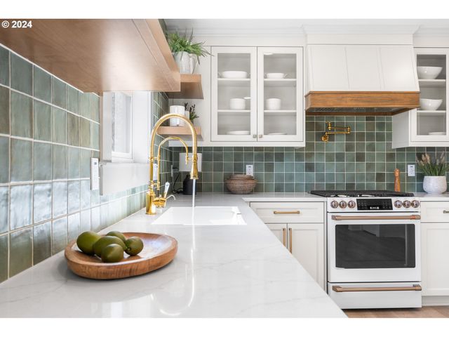 1440 Sw BROADWAY Dr, Portland, OR 97201