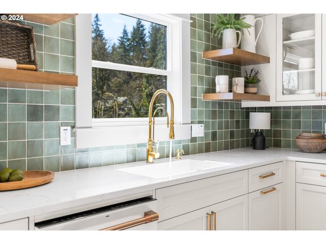 1440 Sw BROADWAY Dr, Portland, OR 97201