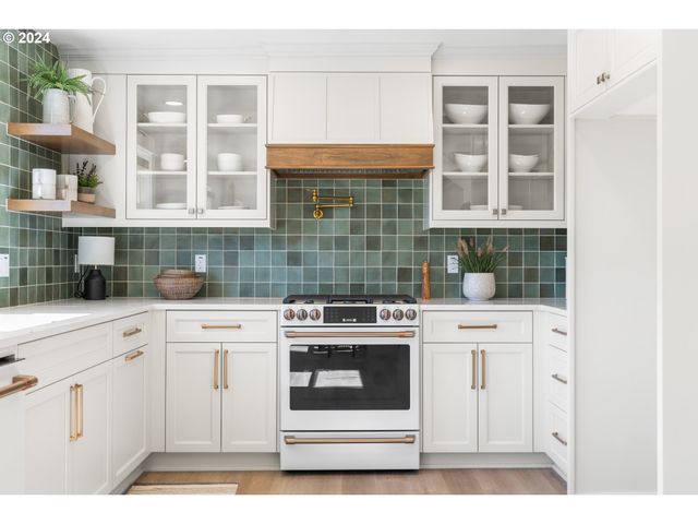 1440 Sw BROADWAY Dr, Portland, OR 97201