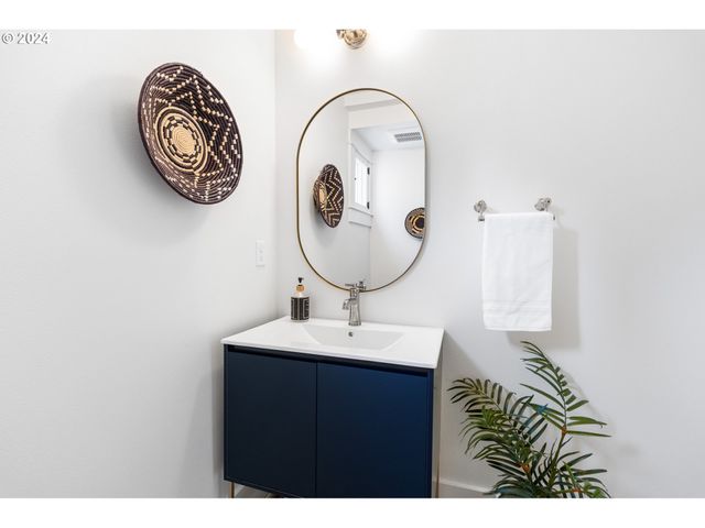 1440 Sw BROADWAY Dr, Portland, OR 97201