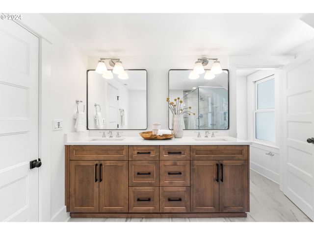 1440 Sw BROADWAY Dr, Portland, OR 97201