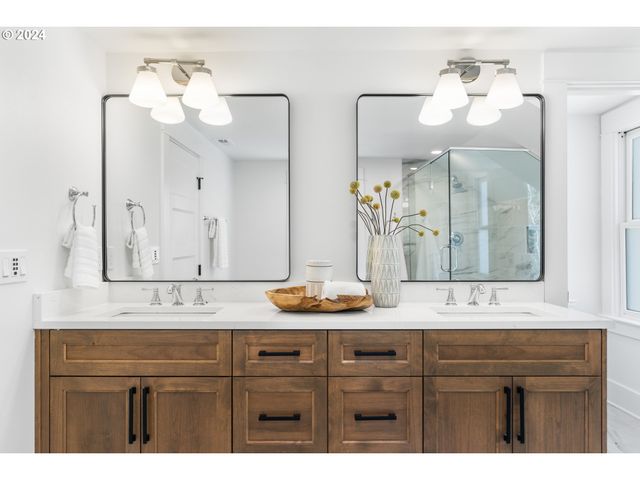 1440 Sw BROADWAY Dr, Portland, OR 97201