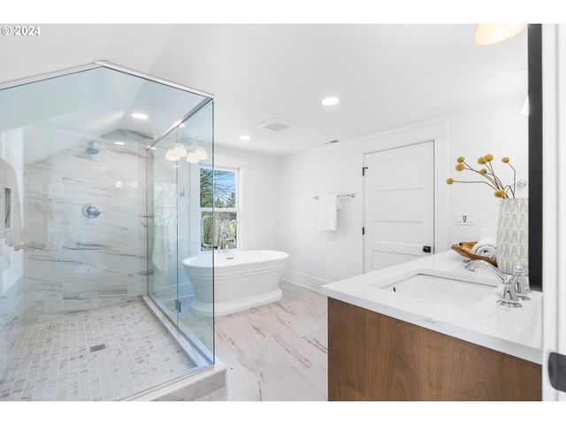 1440 Sw BROADWAY Dr, Portland, OR 97201