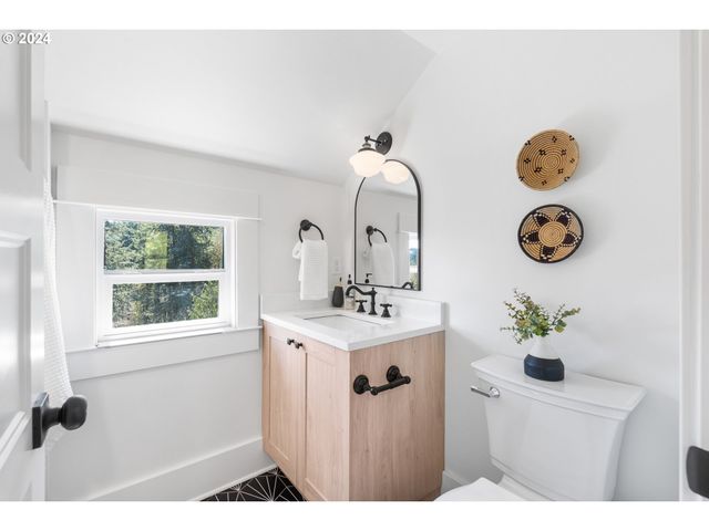 1440 Sw BROADWAY Dr, Portland, OR 97201