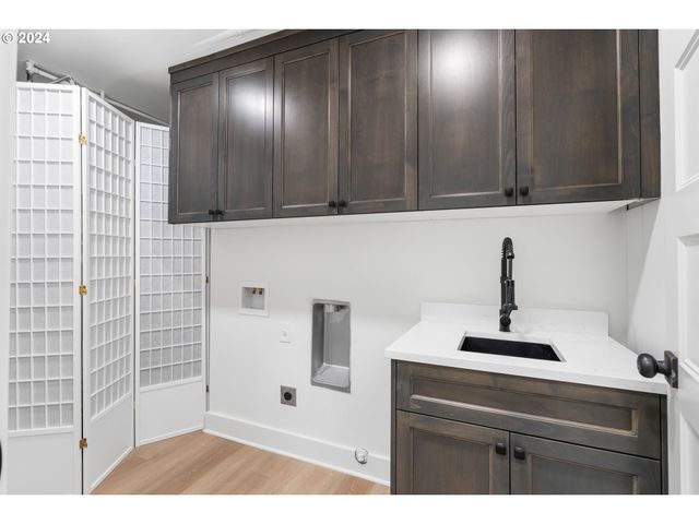 1440 Sw BROADWAY Dr, Portland, OR 97201