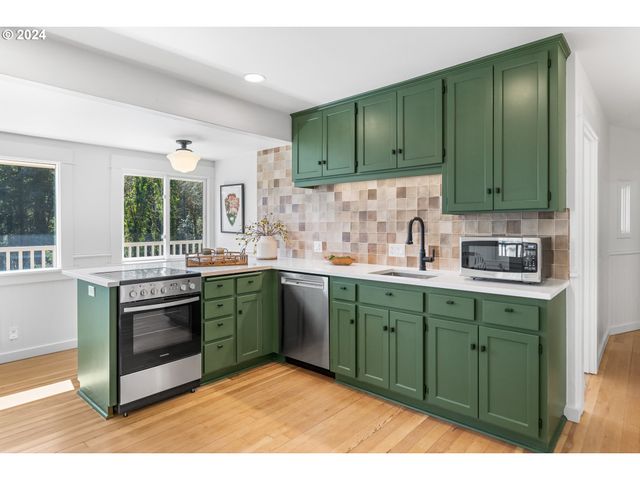 1440 Sw BROADWAY Dr, Portland, OR 97201