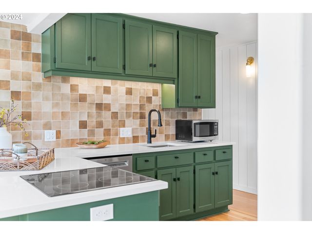 1440 Sw BROADWAY Dr, Portland, OR 97201