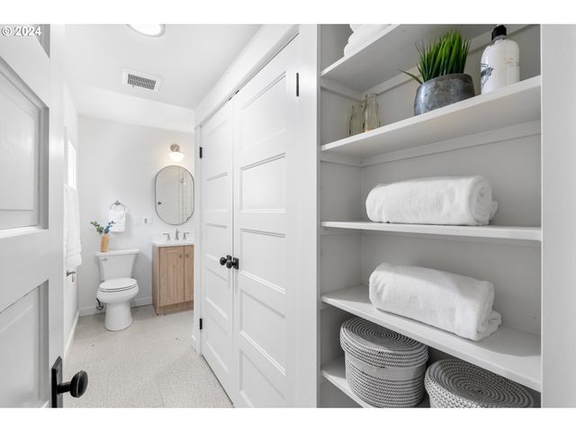 1440 Sw BROADWAY Dr, Portland, OR 97201