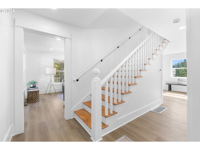 1440 Sw BROADWAY Dr, Portland, OR 97201