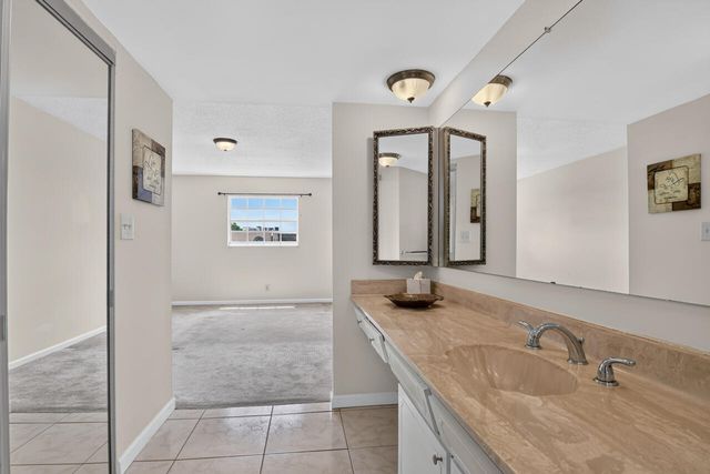 4140 NW 44TH Avenue 411, Lauderdale Lakes, FL 33319