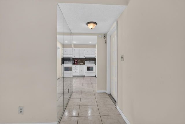 4140 NW 44TH Avenue 411, Lauderdale Lakes, FL 33319