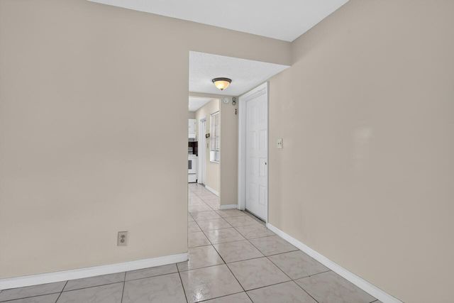 4140 NW 44TH Avenue 411, Lauderdale Lakes, FL 33319