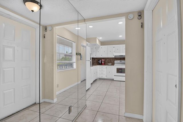 4140 NW 44TH Avenue 411, Lauderdale Lakes, FL 33319