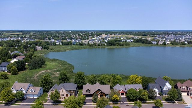 11668 E Laketowne Drive, Albertville, MN 55301