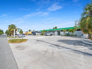 2700 E Oakland Park Blvd, Fort Lauderdale, FL 33306