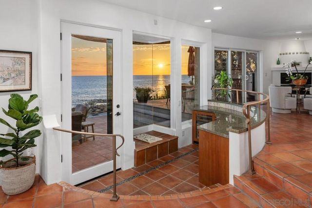 5716 Dolphin Pl, La Jolla, CA 92037