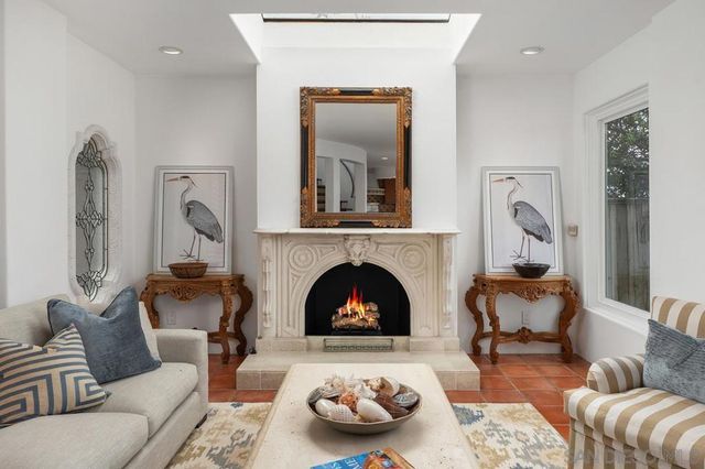 5716 Dolphin Pl, La Jolla, CA 92037