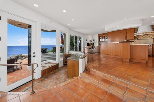 5716 Dolphin Pl, La Jolla, CA 92037