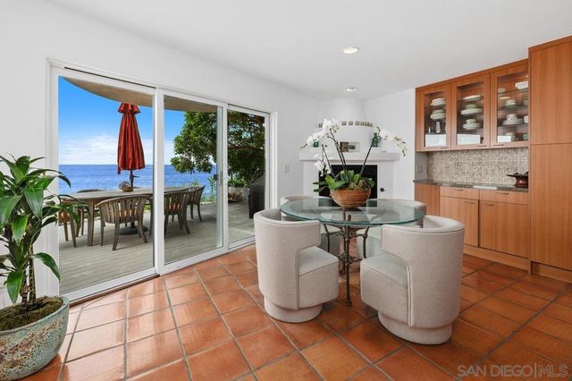 5716 Dolphin Pl, La Jolla, CA 92037