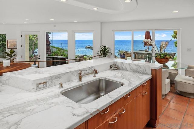 5716 Dolphin Pl, La Jolla, CA 92037