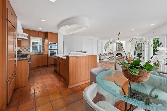 5716 Dolphin Pl, La Jolla, CA 92037