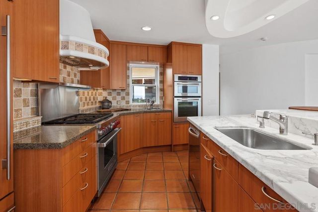 5716 Dolphin Pl, La Jolla, CA 92037