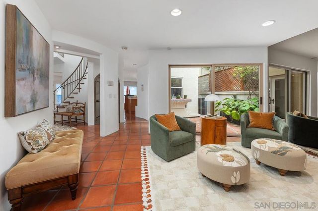 5716 Dolphin Pl, La Jolla, CA 92037