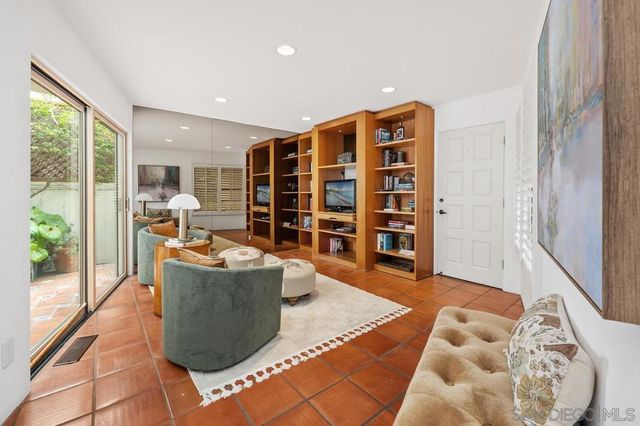 5716 Dolphin Pl, La Jolla, CA 92037