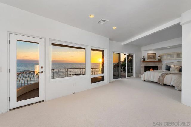 5716 Dolphin Pl, La Jolla, CA 92037