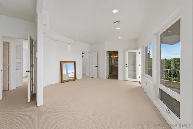 5716 Dolphin Pl, La Jolla, CA 92037