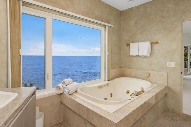 5716 Dolphin Pl, La Jolla, CA 92037