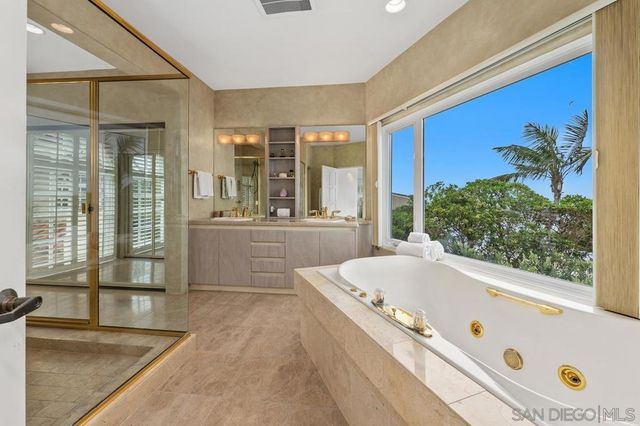 5716 Dolphin Pl, La Jolla, CA 92037