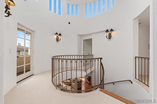 5716 Dolphin Pl, La Jolla, CA 92037