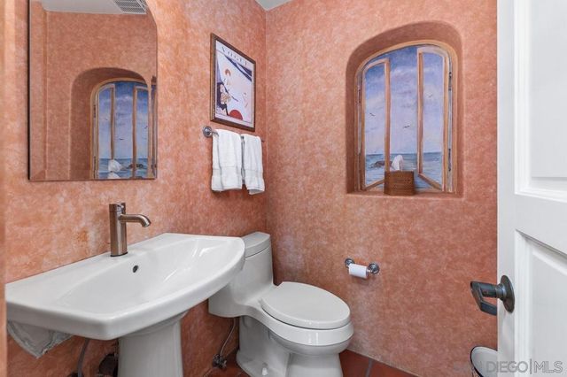 5716 Dolphin Pl, La Jolla, CA 92037