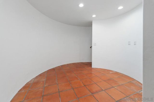 5716 Dolphin Pl, La Jolla, CA 92037