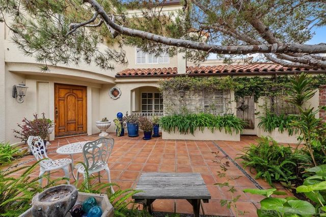 5716 Dolphin Pl, La Jolla, CA 92037