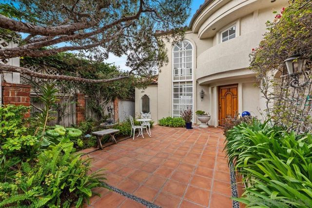 5716 Dolphin Pl, La Jolla, CA 92037