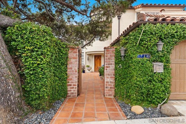 5716 Dolphin Pl, La Jolla, CA 92037