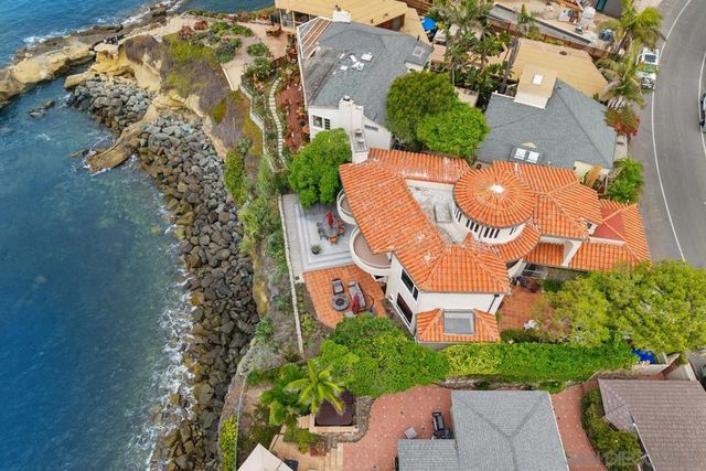 5716 Dolphin Pl, La Jolla, CA 92037