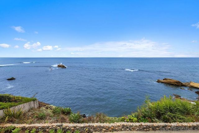 5716 Dolphin Pl, La Jolla, CA 92037