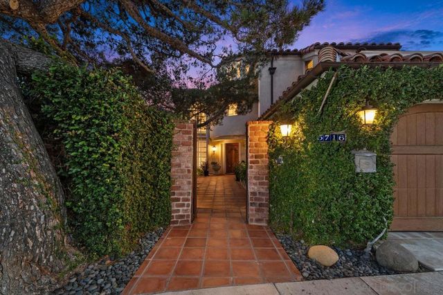 5716 Dolphin Pl, La Jolla, CA 92037