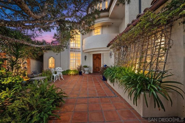 5716 Dolphin Pl, La Jolla, CA 92037