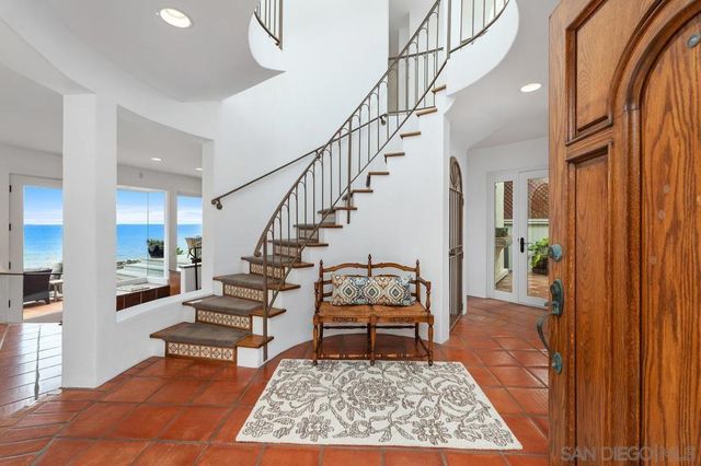 5716 Dolphin Pl, La Jolla, CA 92037