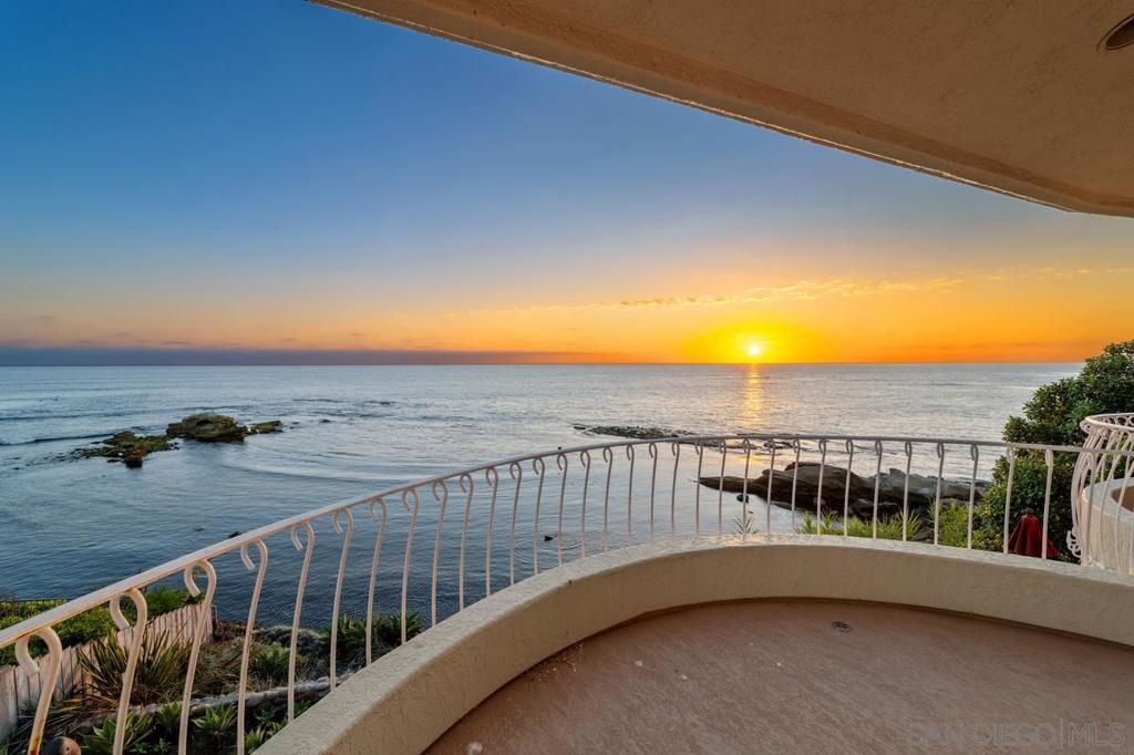 5716 Dolphin Pl, La Jolla, CA 92037