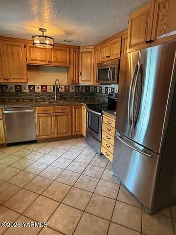 923 S Rose Pl, Yakima, WA 98902