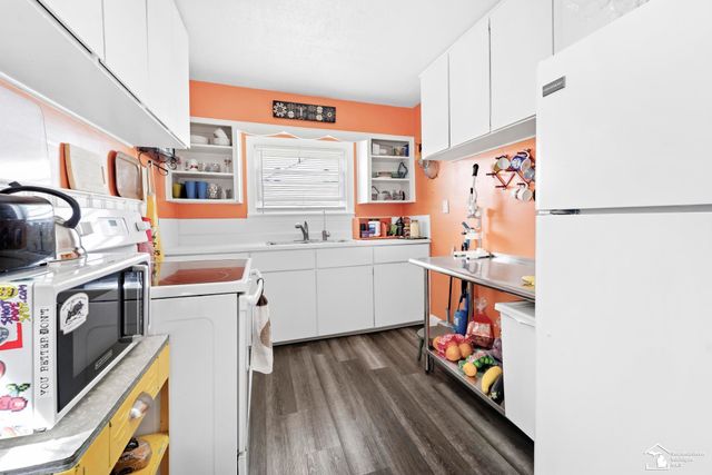 1727 Sycamore Street, Wyandotte, MI 48192