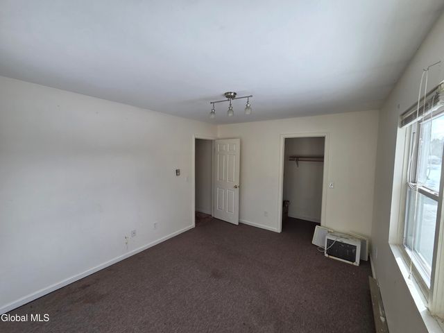 7 Woodridge Circle, Halfmoon, NY 12065