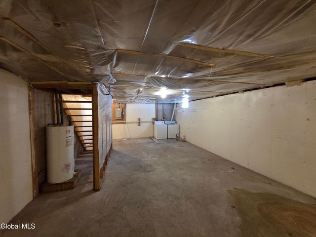 7 Woodridge Circle, Halfmoon, NY 12065