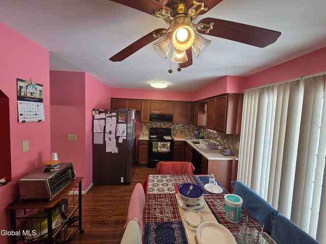 7 Woodridge Circle, Halfmoon, NY 12065